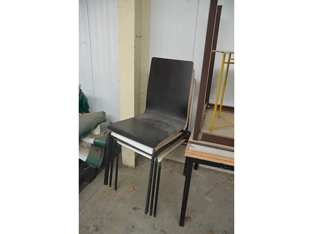 4 diverse stoelen, tafel afm. 120x60x70, tafel 122x72x60, 2 rieten manden, 14 diverse borden, 2 spaghetti borden, geel rond metalen bijzettafeltje - afbeelding 4 van  8