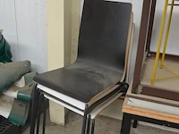 4 diverse stoelen, tafel afm. 120x60x70, tafel 122x72x60, 2 rieten manden, 14 diverse borden, 2 spaghetti borden, geel rond metalen bijzettafeltje - afbeelding 4 van  8