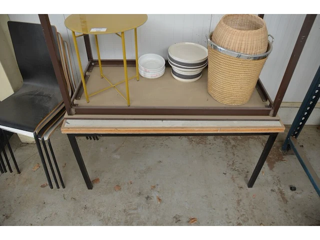 4 diverse stoelen, tafel afm. 120x60x70, tafel 122x72x60, 2 rieten manden, 14 diverse borden, 2 spaghetti borden, geel rond metalen bijzettafeltje - afbeelding 6 van  8