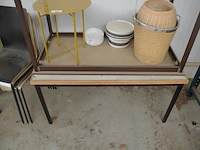 4 diverse stoelen, tafel afm. 120x60x70, tafel 122x72x60, 2 rieten manden, 14 diverse borden, 2 spaghetti borden, geel rond metalen bijzettafeltje - afbeelding 6 van  8