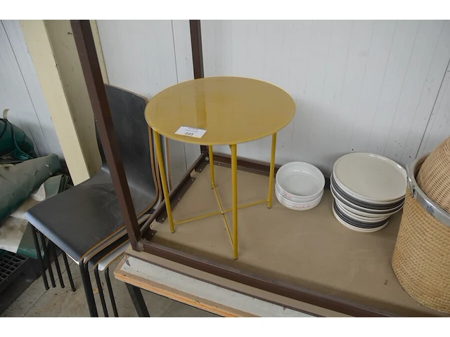 4 diverse stoelen, tafel afm. 120x60x70, tafel 122x72x60, 2 rieten manden, 14 diverse borden, 2 spaghetti borden, geel rond metalen bijzettafeltje - afbeelding 7 van  8