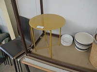 4 diverse stoelen, tafel afm. 120x60x70, tafel 122x72x60, 2 rieten manden, 14 diverse borden, 2 spaghetti borden, geel rond metalen bijzettafeltje - afbeelding 7 van  8