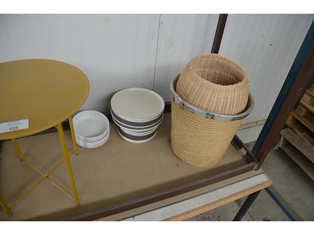 4 diverse stoelen, tafel afm. 120x60x70, tafel 122x72x60, 2 rieten manden, 14 diverse borden, 2 spaghetti borden, geel rond metalen bijzettafeltje - afbeelding 8 van  8