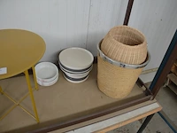 4 diverse stoelen, tafel afm. 120x60x70, tafel 122x72x60, 2 rieten manden, 14 diverse borden, 2 spaghetti borden, geel rond metalen bijzettafeltje - afbeelding 8 van  8