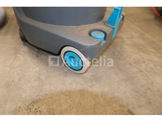 4 diverse stofzuigers - afbeelding 1 van  12