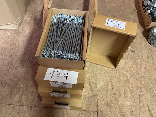 4 dozen afstand schroeven - afbeelding 1 van  6