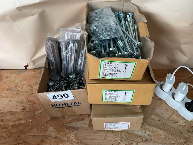 4 dozen bouten moeren en nagels - afbeelding 1 van  5