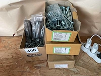 4 dozen bouten moeren en nagels