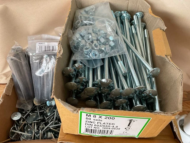 4 dozen bouten moeren en nagels - afbeelding 2 van  5