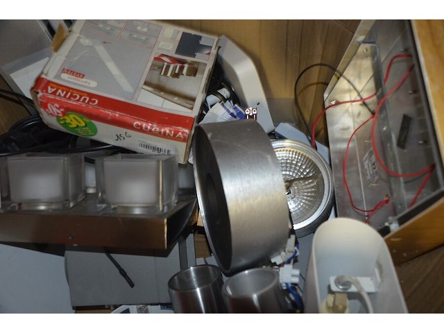 4 dozen gevuld met verlichting w.o. ledstrips, inbouwspots, opbouwspots, muurverlichting, plafondlampen, bureellamp - afbeelding 2 van  11