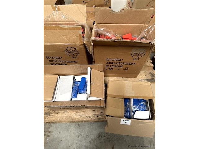 4 dozen, inh. kammetjes en sleutelhangers - afbeelding 1 van  3