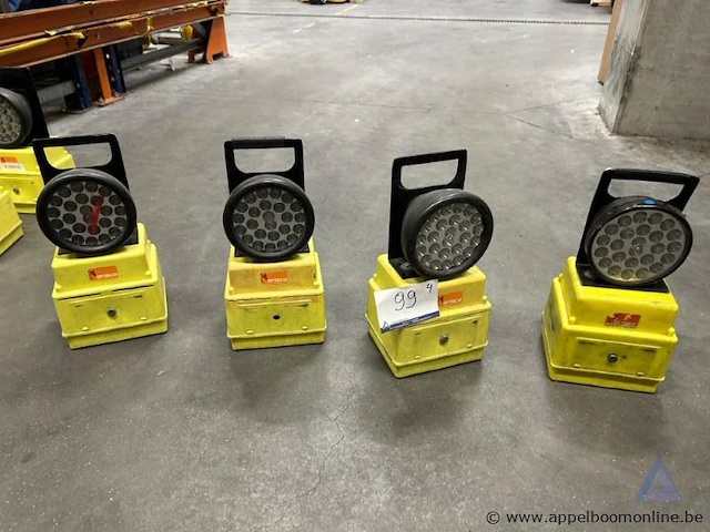 4 draagbare led-schijnwerpers arisco. werking niet gekend. - afbeelding 1 van  2