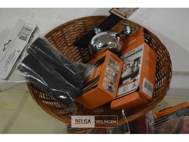 4 fietsachterlicht, 1 handvatset, fietsbel en 2 binnenbanden - afbeelding 3 van  3