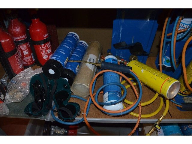 4 flessen isobutane, 20 flessen zuurstof, 16 flessen propaan, 3 soldeerkits oxikit 555, 3 lasbrillen, 3 poederbrandblussers 1kg, 11 gasflessen formiergas nws (b423) - afbeelding 4 van  12