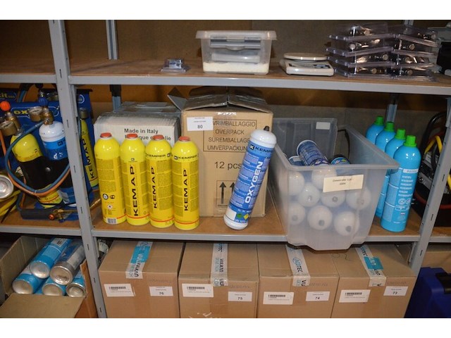 4 flessen isobutane, 20 flessen zuurstof, 16 flessen propaan, 3 soldeerkits oxikit 555, 3 lasbrillen, 3 poederbrandblussers 1kg, 11 gasflessen formiergas nws (b423) - afbeelding 1 van  12