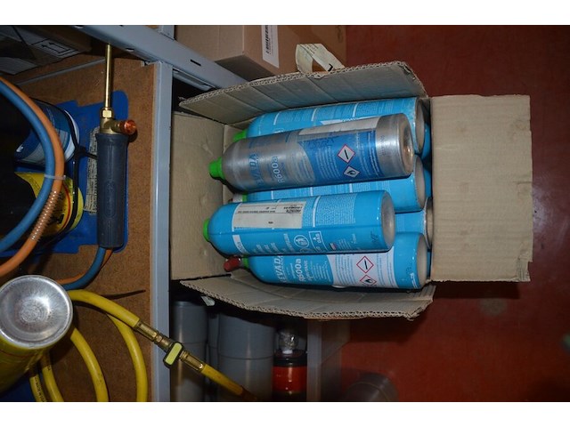 4 flessen isobutane, 20 flessen zuurstof, 16 flessen propaan, 3 soldeerkits oxikit 555, 3 lasbrillen, 3 poederbrandblussers 1kg, 11 gasflessen formiergas nws (b423) - afbeelding 7 van  12