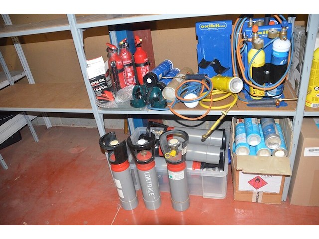 4 flessen isobutane, 20 flessen zuurstof, 16 flessen propaan, 3 soldeerkits oxikit 555, 3 lasbrillen, 3 poederbrandblussers 1kg, 11 gasflessen formiergas nws (b423) - afbeelding 9 van  12