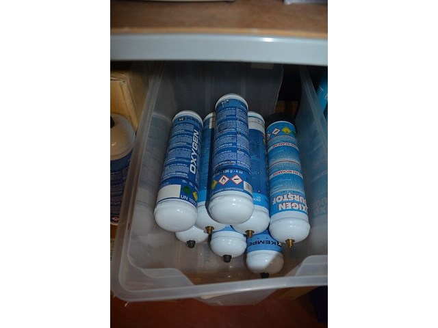 4 flessen isobutane, 20 flessen zuurstof, 16 flessen propaan, 3 soldeerkits oxikit 555, 3 lasbrillen, 3 poederbrandblussers 1kg, 11 gasflessen formiergas nws (b423) - afbeelding 11 van  12