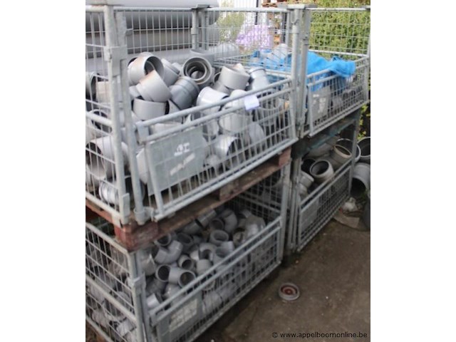4 gitterboxen inhoudend diverse pvc koppelstukken - afbeelding 1 van  3