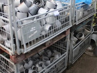 4 gitterboxen inhoudend diverse pvc koppelstukken - afbeelding 1 van  3