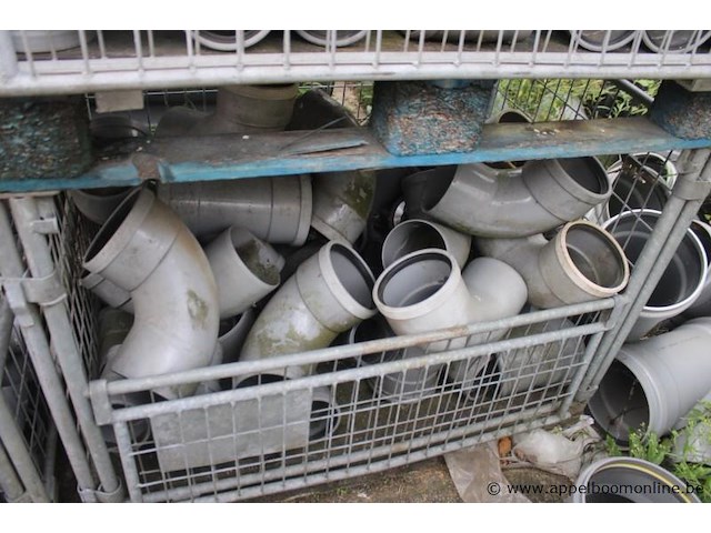 4 gitterboxen inhoudend diverse pvc koppelstukken - afbeelding 2 van  3