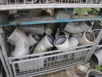 4 gitterboxen inhoudend diverse pvc koppelstukken - afbeelding 2 van  3