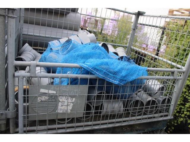 4 gitterboxen inhoudend diverse pvc koppelstukken - afbeelding 3 van  3