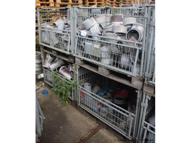 4 gitterboxen inhoudend diverse pvc koppelstukken - afbeelding 1 van  3
