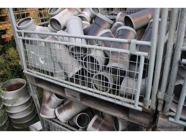 4 gitterboxen inhoudend diverse pvc koppelstukken - afbeelding 3 van  3