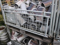 4 gitterboxen inhoudend diverse pvc koppelstukken - afbeelding 3 van  3