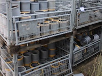 4 gitterboxen inhoudend diverse pvc koppelstukken - afbeelding 1 van  3