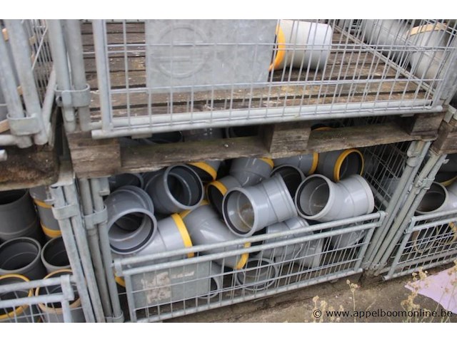4 gitterboxen inhoudend diverse pvc koppelstukken - afbeelding 2 van  3