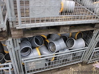 4 gitterboxen inhoudend diverse pvc koppelstukken - afbeelding 2 van  3