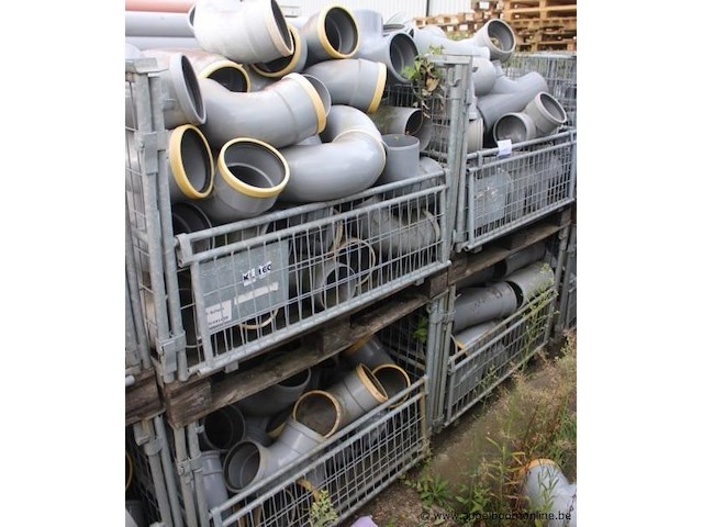 4 gitterboxen inhoudend diverse pvc koppelstukken - afbeelding 1 van  5