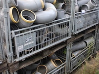 4 gitterboxen inhoudend diverse pvc koppelstukken - afbeelding 1 van  5