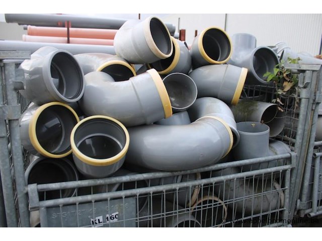 4 gitterboxen inhoudend diverse pvc koppelstukken - afbeelding 2 van  5