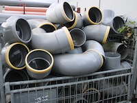 4 gitterboxen inhoudend diverse pvc koppelstukken - afbeelding 2 van  5