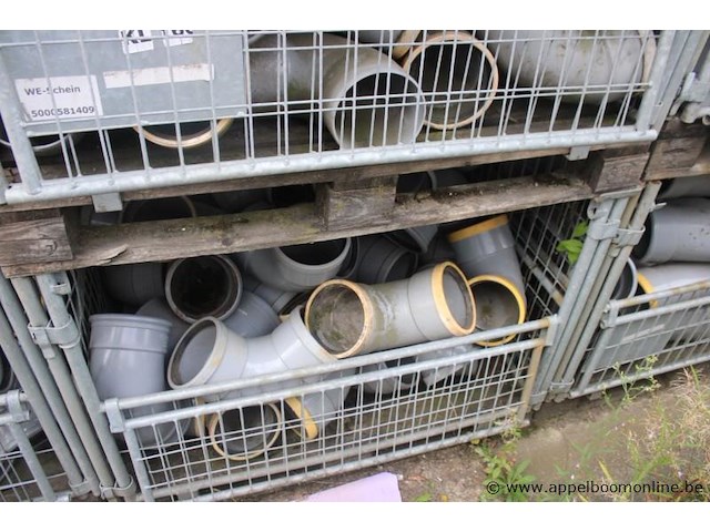 4 gitterboxen inhoudend diverse pvc koppelstukken - afbeelding 3 van  5