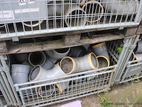 4 gitterboxen inhoudend diverse pvc koppelstukken - afbeelding 3 van  5