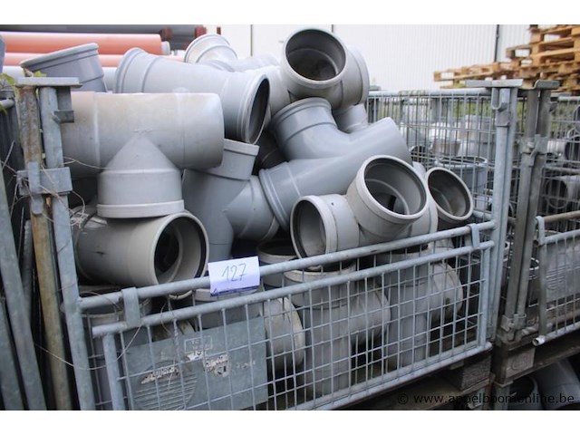 4 gitterboxen inhoudend diverse pvc koppelstukken - afbeelding 4 van  5