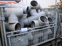 4 gitterboxen inhoudend diverse pvc koppelstukken - afbeelding 4 van  5