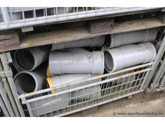 4 gitterboxen inhoudend diverse pvc koppelstukken - afbeelding 5 van  5