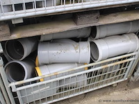 4 gitterboxen inhoudend diverse pvc koppelstukken - afbeelding 5 van  5