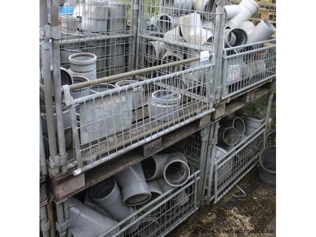 4 gitterboxen inhoudend diverse pvc koppelstukken - afbeelding 1 van  5