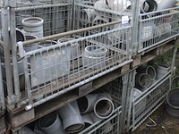 4 gitterboxen inhoudend diverse pvc koppelstukken - afbeelding 1 van  5