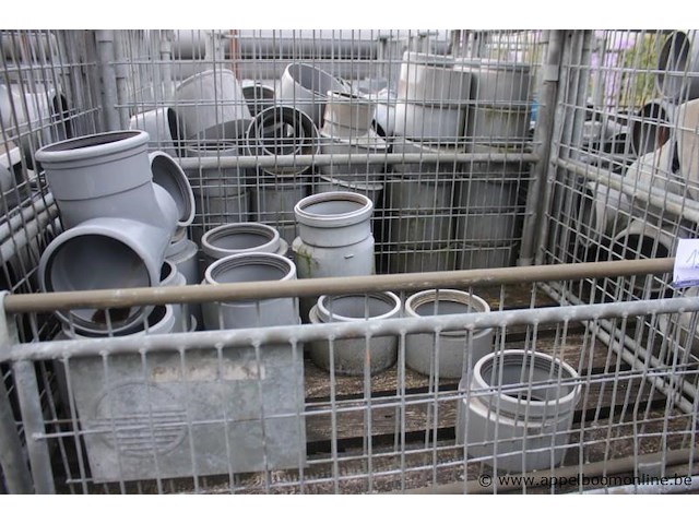 4 gitterboxen inhoudend diverse pvc koppelstukken - afbeelding 2 van  5