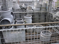 4 gitterboxen inhoudend diverse pvc koppelstukken - afbeelding 2 van  5