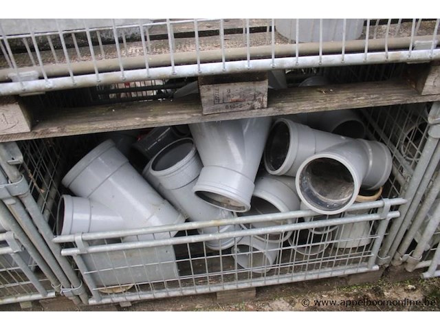 4 gitterboxen inhoudend diverse pvc koppelstukken - afbeelding 3 van  5