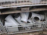 4 gitterboxen inhoudend diverse pvc koppelstukken - afbeelding 3 van  5
