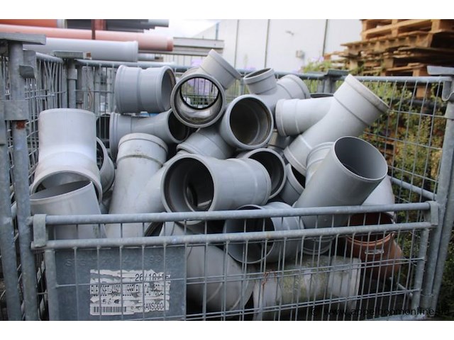 4 gitterboxen inhoudend diverse pvc koppelstukken - afbeelding 4 van  5
